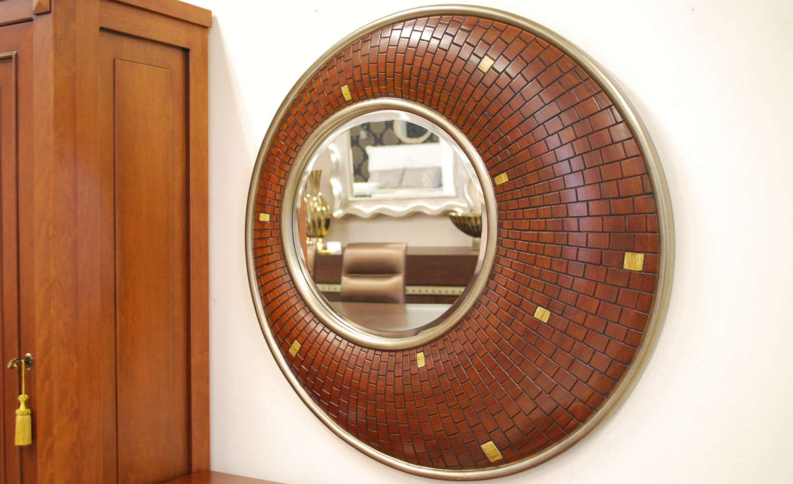 Καθρέφτης σε απομίμηση ψηφιδωτού με ξύλο.