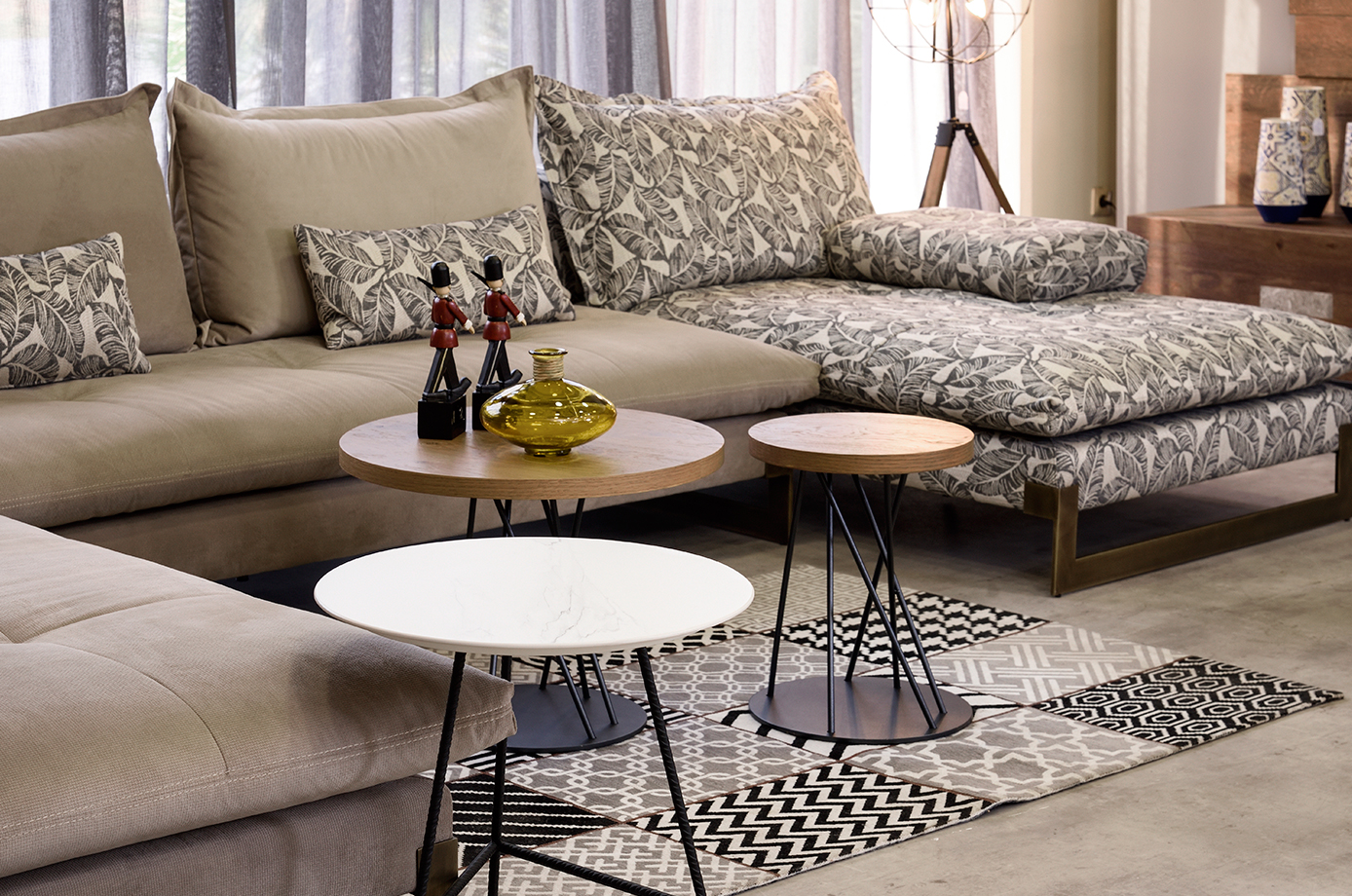 Σαλόνι γωνία Amsterdam με στρόγγυλα τραπεζάκια