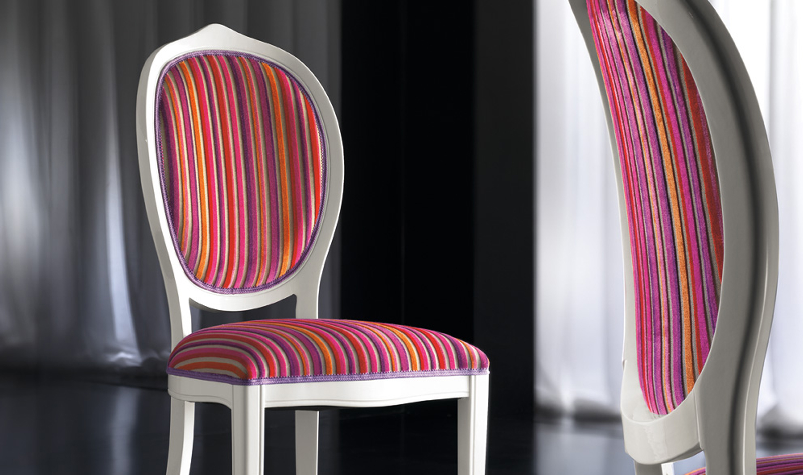 οδηγός για καρέκλες τραπεζαρίας με πολύχρωμο ύφασμα 7