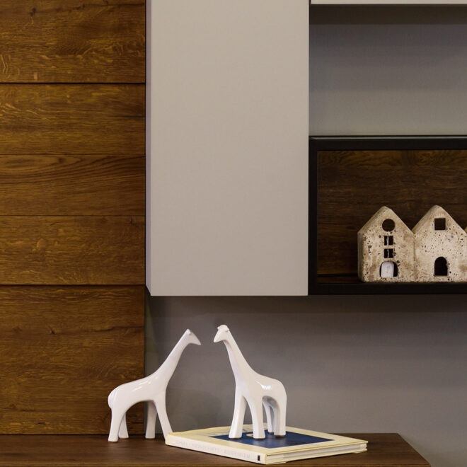 Σύνθεση σαλονιού ράφι με διακοσμητικά.