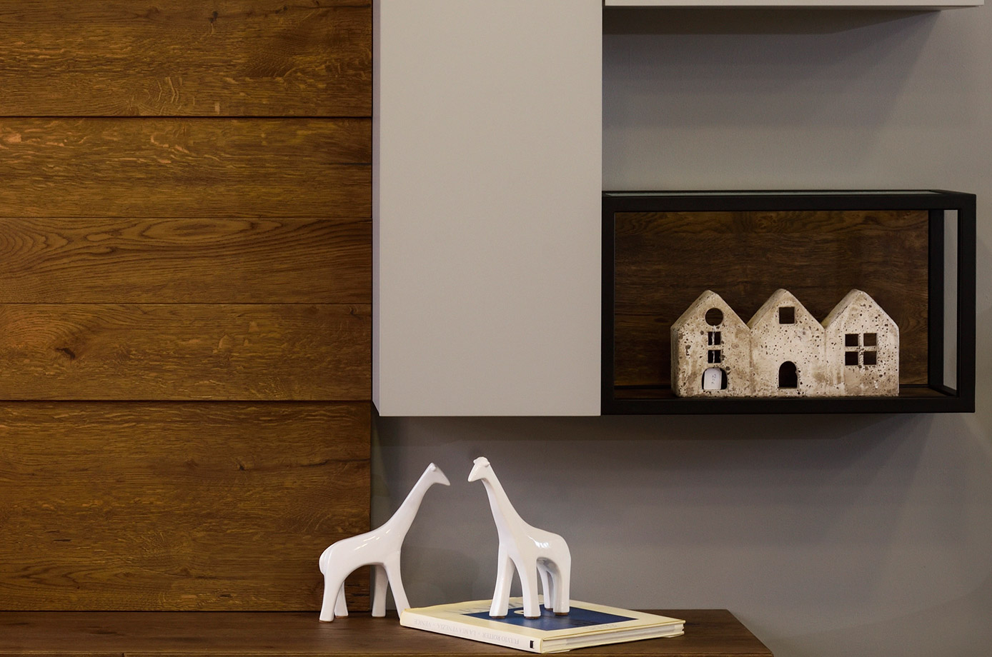 Σύνθεση σαλονιού ράφι με διακοσμητικά.