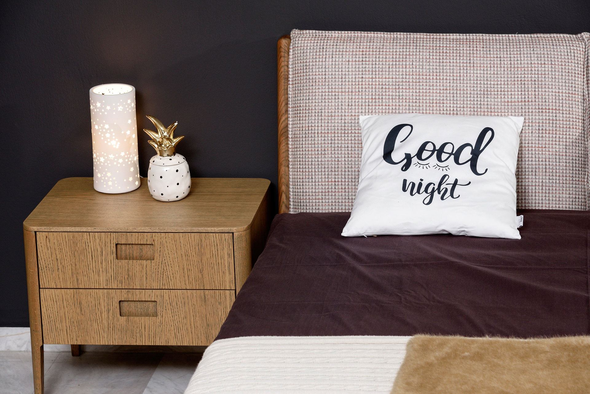 Kurly-komodino-krevatokamaras