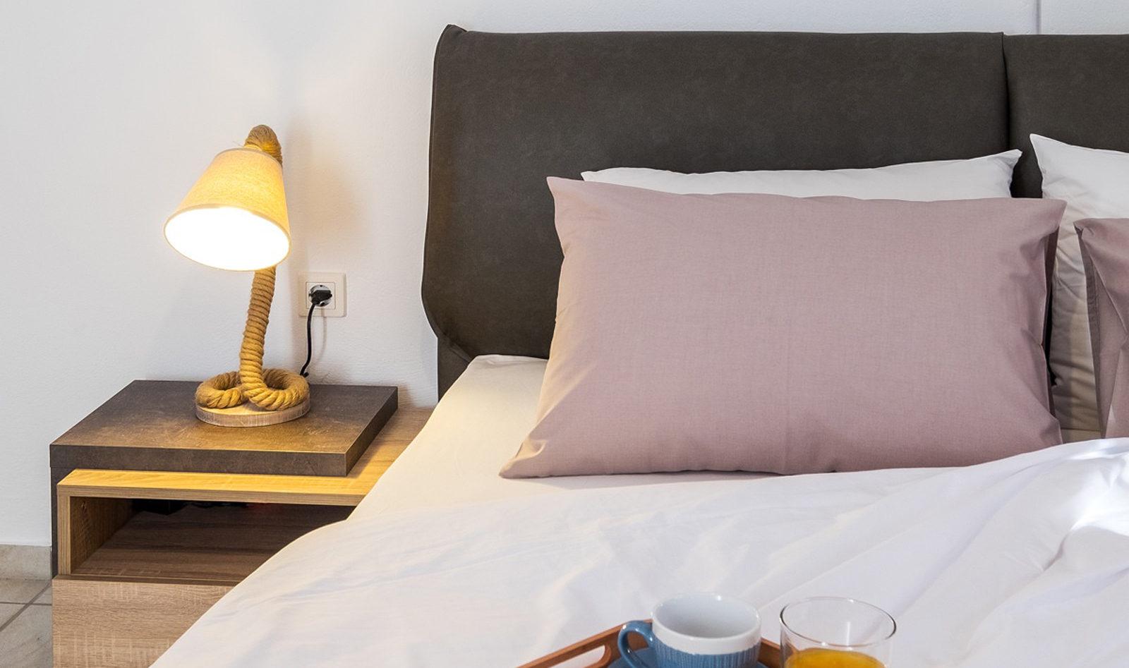 Stone κρεβατοκάμαρα με λάμπα