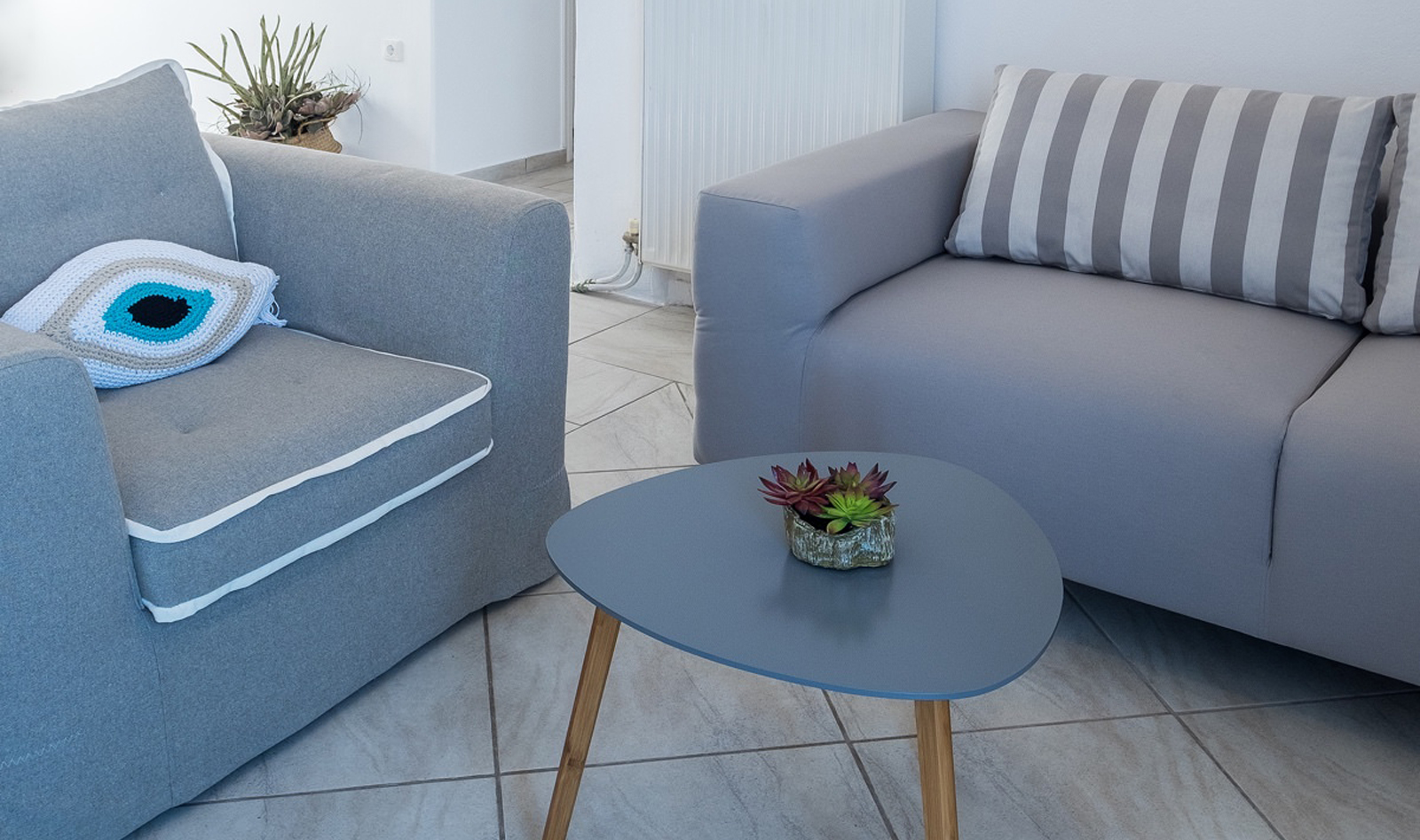 Βοηθητικό τραπεζάκι και καναπές κρεβάτι relax