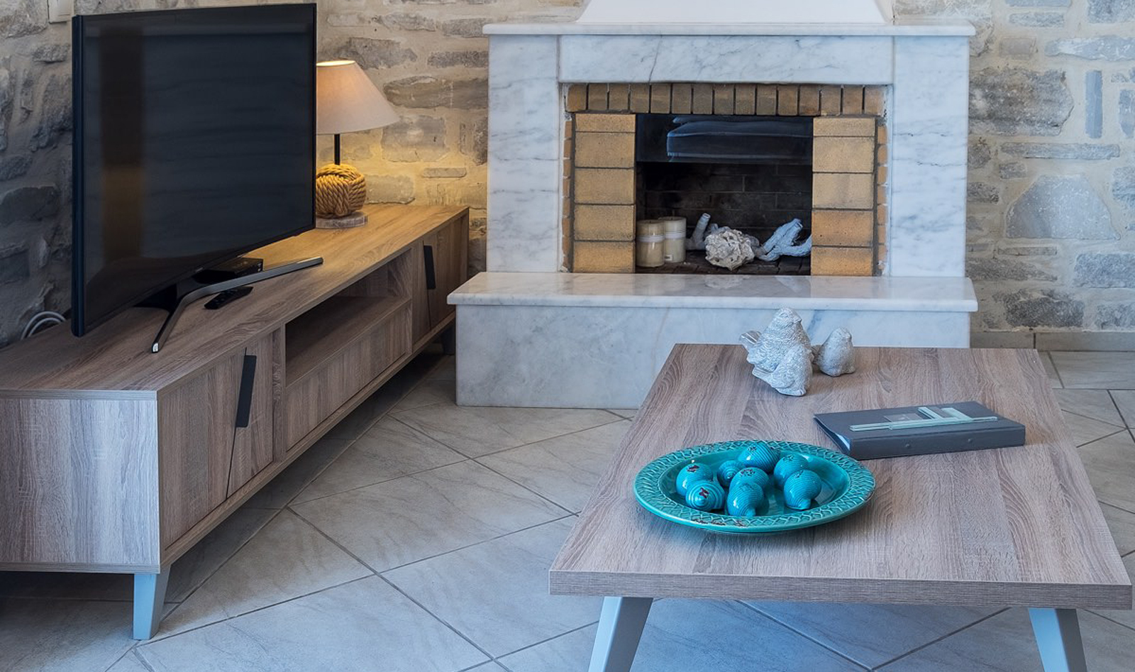 Τραπεζάκι Rome Τραπεζάκι με μεταλλικά πόδια και επιφάνεια από μασίφ ξύλο δρυός.