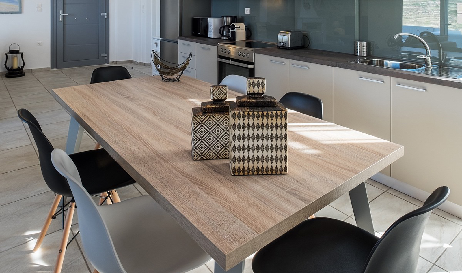 Τραπεζαρία Elia με καρέκλες.